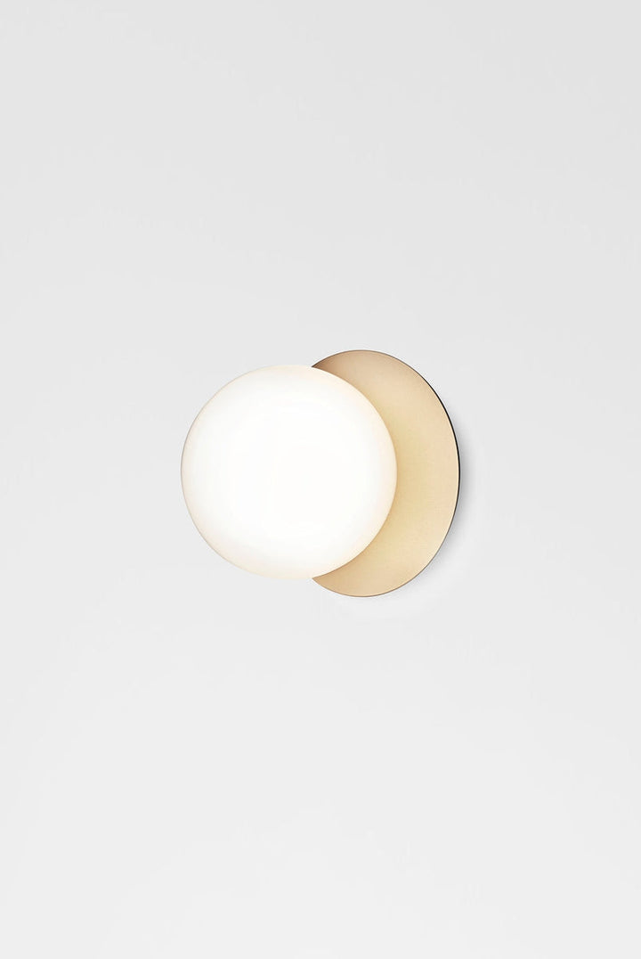 Nuura-Liila-1-vegglampetaklampe-medium-nordic-gold-opal-Vegglamper-Nuura-Nua_2046002-8.jpg