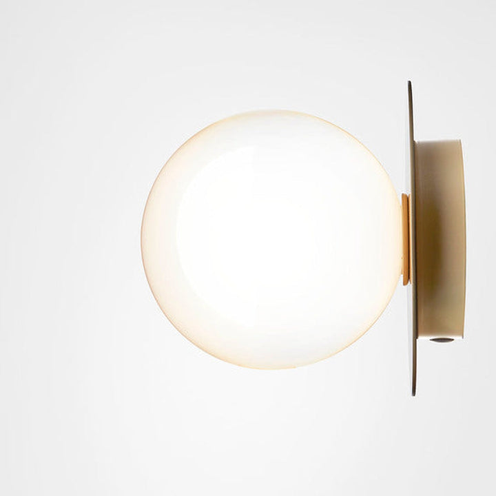 Nuura-Liila-1-vegglampetaklampe-medium-nordic-gold-opal-Vegglamper-Nuura-Nua_2046002-9.jpg