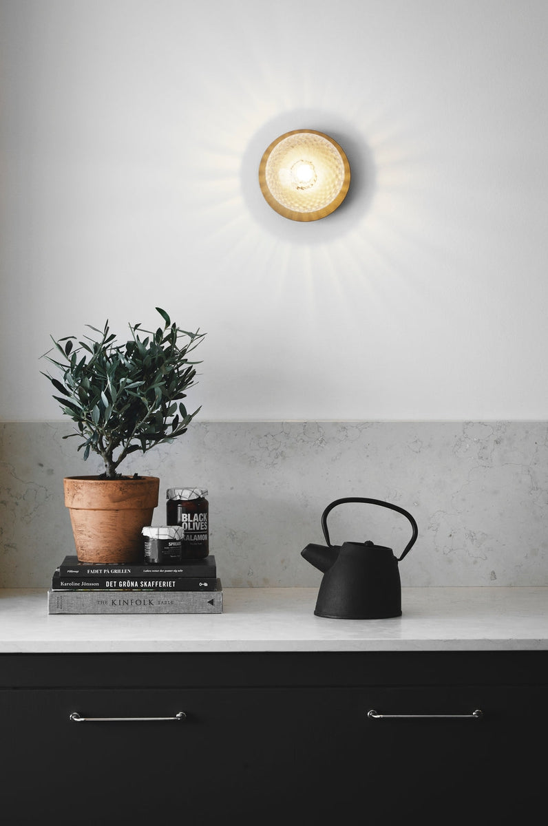 Nuura-Liila-1-vegglampetaklampe-medium-nordic-gold-optikk-Vegglamper-Nuura-Nua_2046001-2.jpg