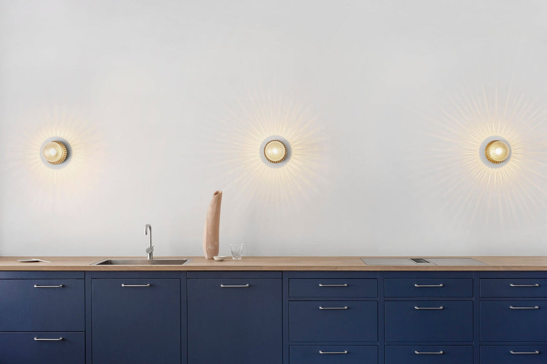 Nuura-Liila-1-vegglampetaklampe-medium-nordic-gold-optikk-Vegglamper-Nuura-Nua_2046001-4.jpg
