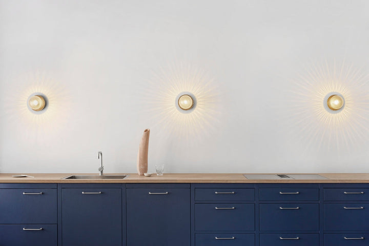 Nuura-Liila-1-vegglampetaklampe-medium-nordic-gold-optikk-Vegglamper-Nuura-Nua_2046001-4.jpg