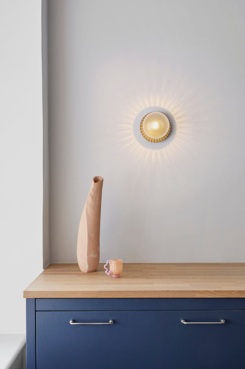 Nuura-Liila-1-vegglampetaklampe-medium-nordic-gold-optikk-Vegglamper-Nuura-Nua_2046001-5.jpg