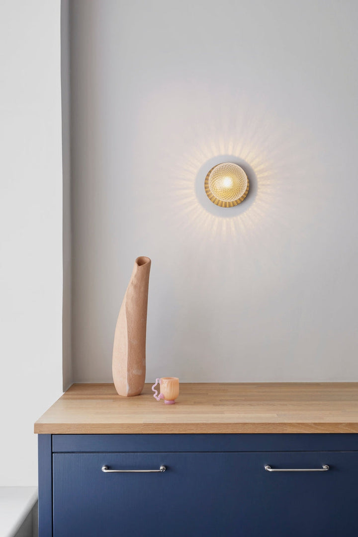 Nuura-Liila-1-vegglampetaklampe-medium-nordic-gold-optikk-Vegglamper-Nuura-Nua_2046001-5.jpg