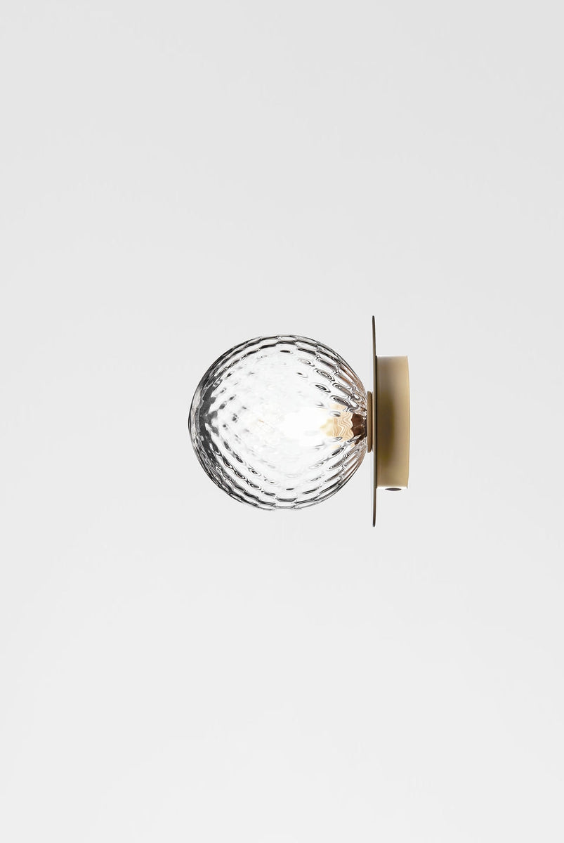 Nuura-Liila-1-vegglampetaklampe-medium-nordic-gold-optikk-Vegglamper-Nuura-Nua_2046001-7.jpg