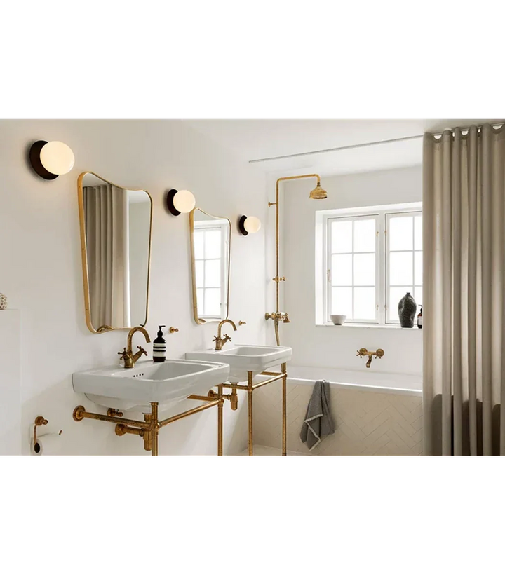 Nuura-Liila-1-vegglampetaklampe-medium-svart-opal-glass-Vegglamper-Nuura-Nua_2046028-1.webp