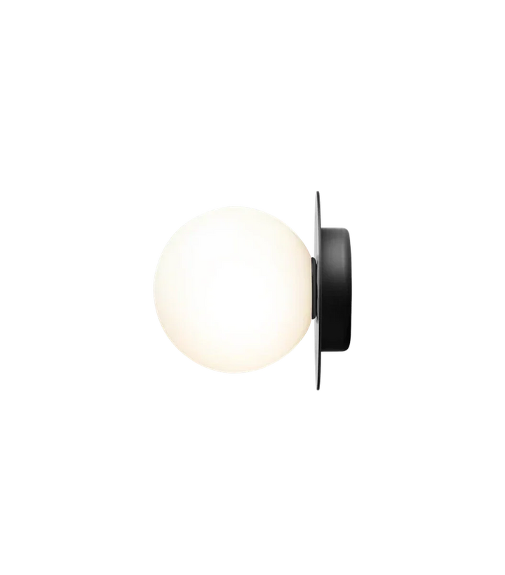 Nuura-Liila-1-vegglampetaklampe-medium-svart-opal-glass-Vegglamper-Nuura-Nua_2046028-3.webp