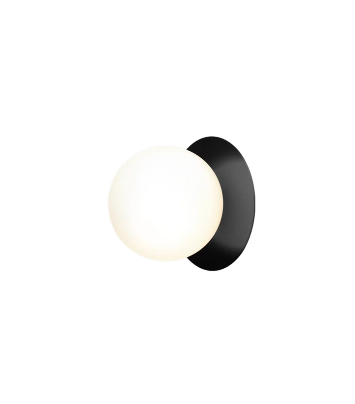 Nuura-Liila-1-vegglampetaklampe-medium-svart-opal-glass-Vegglamper-Nuura-Nua_2046028-4.webp