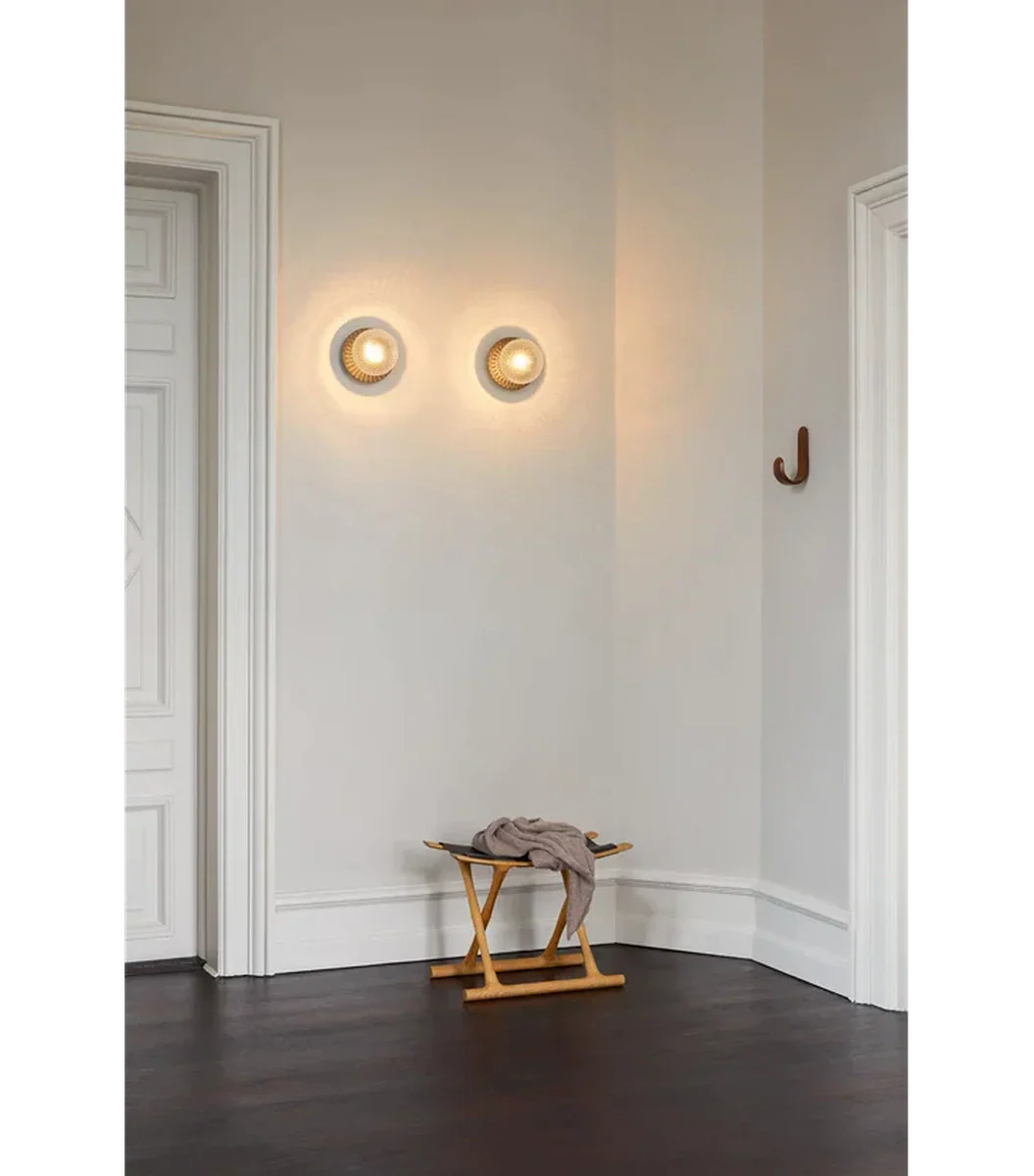Nuura-Liila-1-vegglampetaklampe-medium-svart-optic-Vegglamper-Nuura-Nua_2046026-3.webp