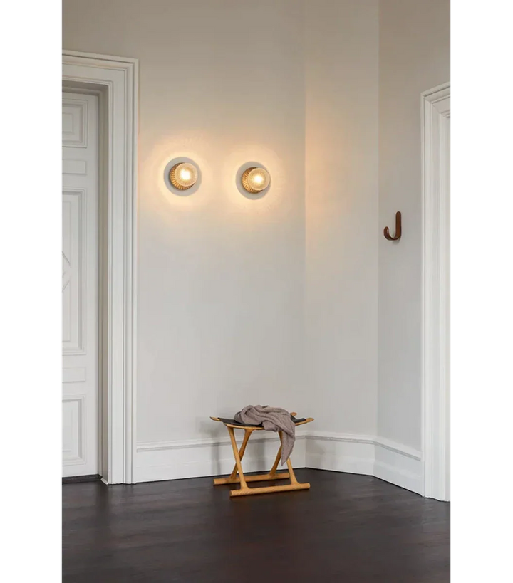 Nuura-Liila-1-vegglampetaklampe-medium-svart-optic-Vegglamper-Nuura-Nua_2046026-3.webp