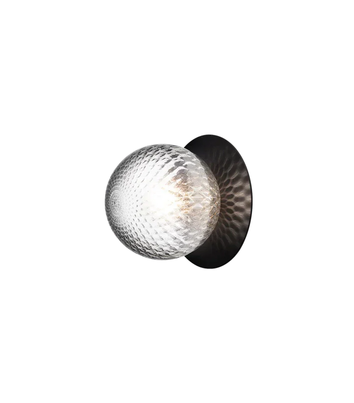 Nuura-Liila-1-vegglampetaklampe-medium-svart-optic-Vegglamper-Nuura-Nua_2046026-4.webp