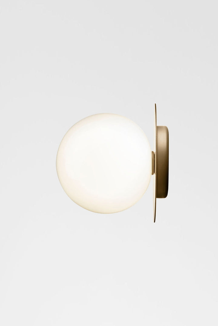 Nuura-Liila-1-vegglampetaklampe-small-nordic-gold-opal-Vegglamper-Nuura-Nua_2046051-3_eb707059-fb1e-4861-a08d-73d764d15805.jpg