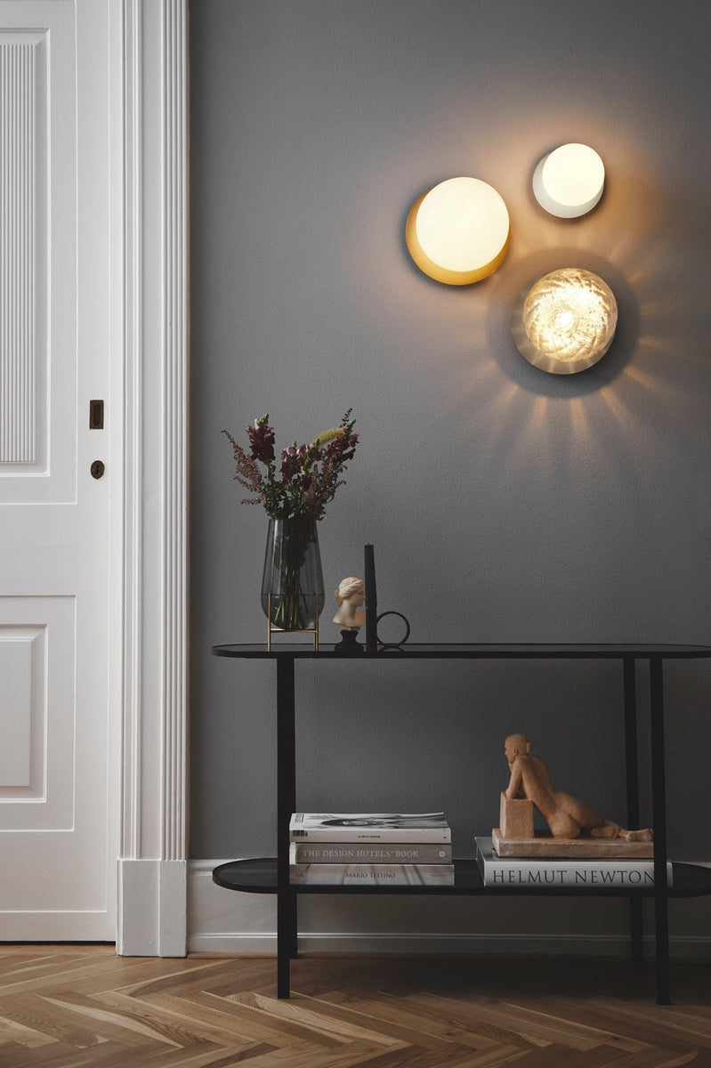 Nuura-Liila-1-vegglampetaklampe-small-nordic-gold-opal-Vegglamper-Nuura-Nua_2046051-6.jpg