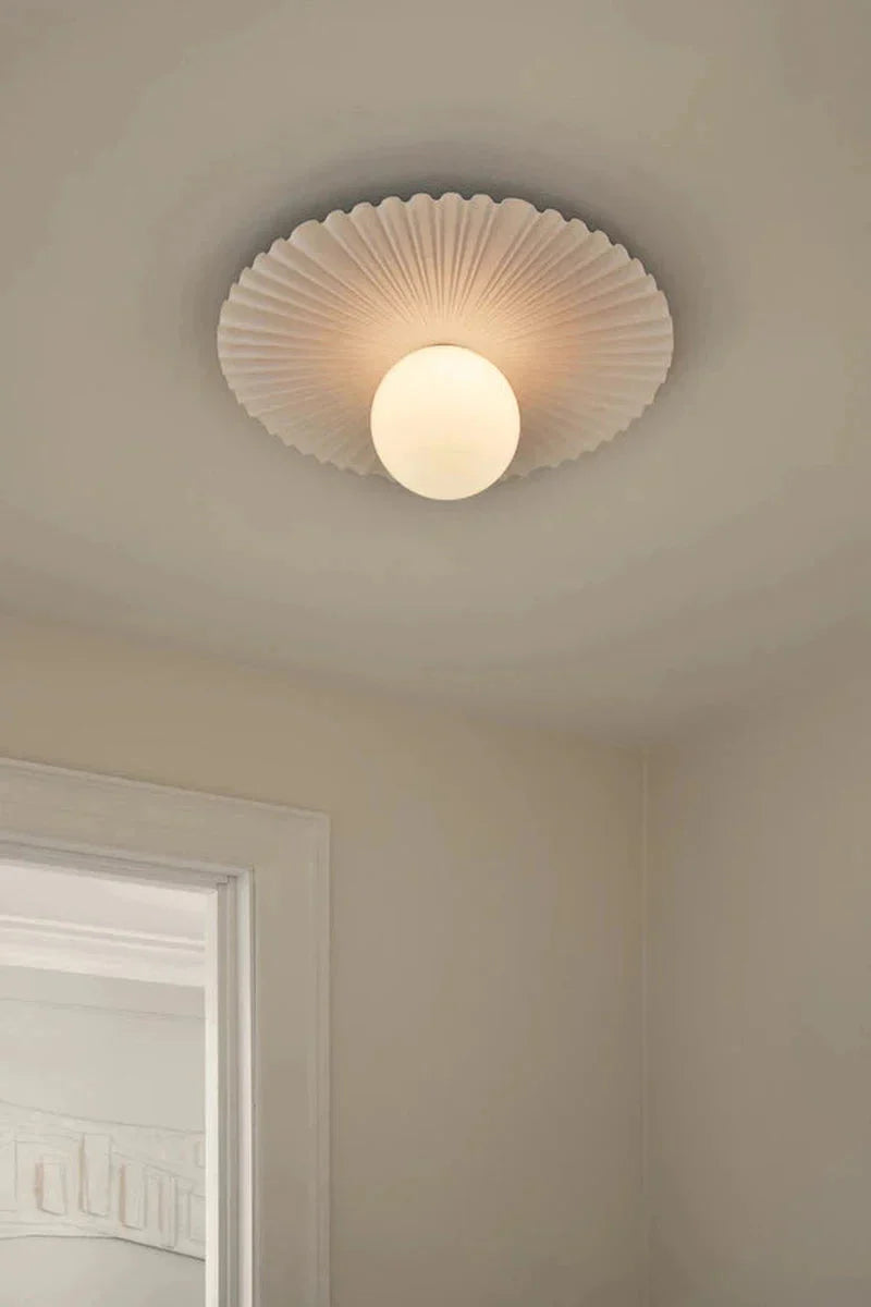Nuura-Liila-Muuse-vegglampetaklampe-medium-Hvit-opal-Vegglamper-Nuura-Nua_2046070-1.webp