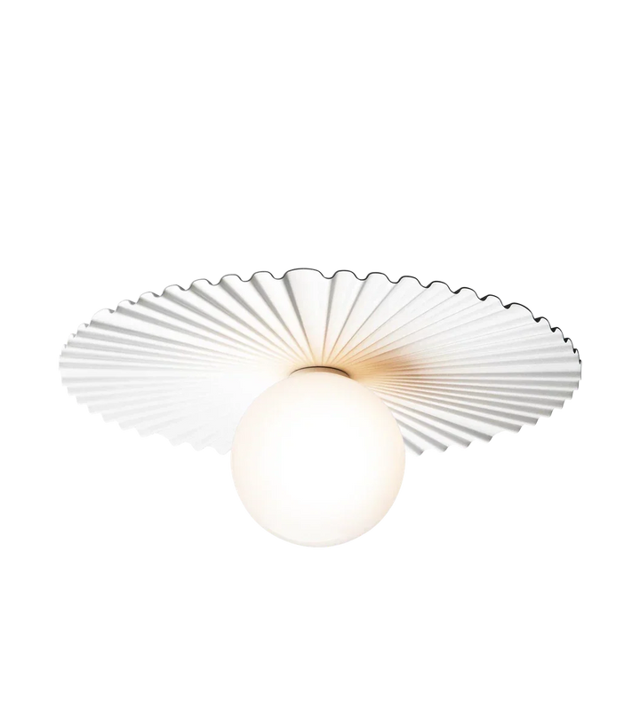 Nuura-Liila-Muuse-vegglampetaklampe-medium-Hvit-opal-Vegglamper-Nuura-Nua_2046070-2.webp