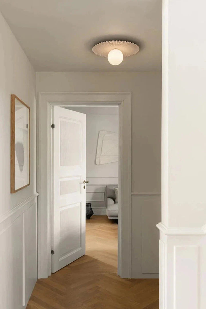 Nuura-Liila-Muuse-vegglampetaklampe-medium-Hvit-opal-Vegglamper-Nuura-Nua_2046070-3.webp