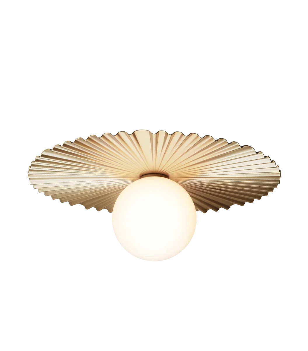 Nuura-Liila-Muuse-vegglampetaklampe-medium-Messing-opal-Vegglamper-Nuura-Nua_2046069-1.webp