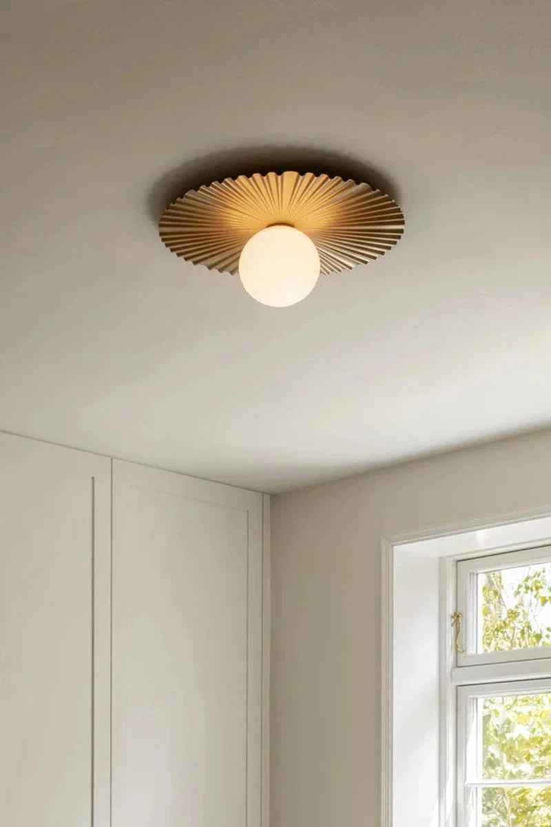Nuura-Liila-Muuse-vegglampetaklampe-medium-Messing-opal-Vegglamper-Nuura-Nua_2046069-2.webp