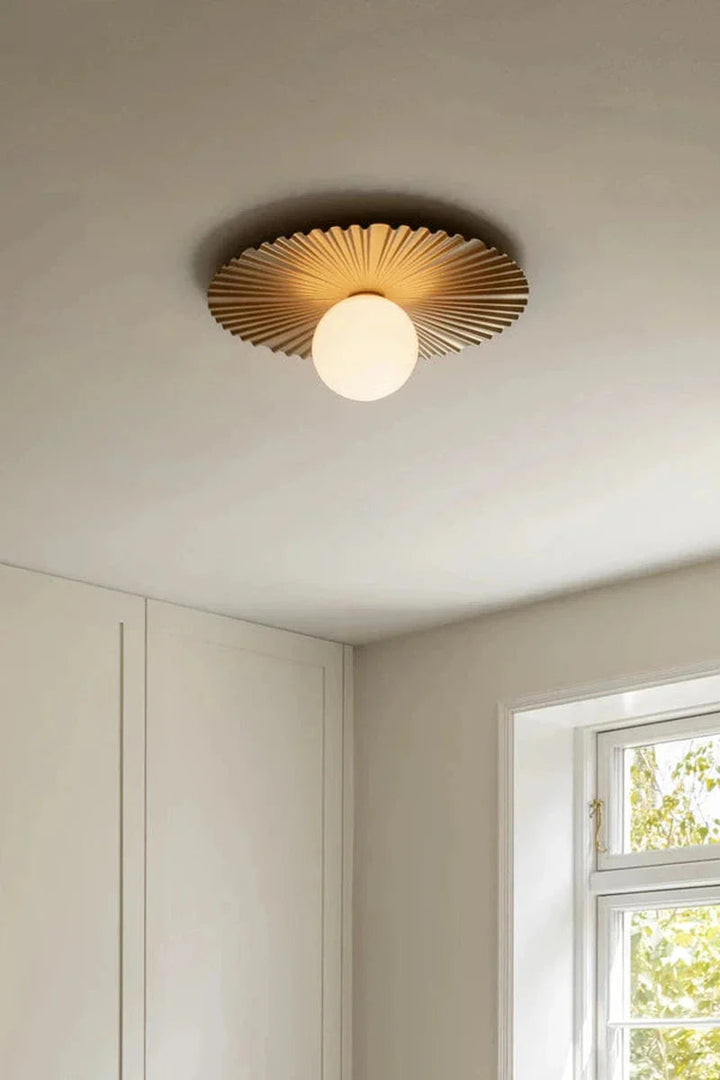 Nuura-Liila-Muuse-vegglampetaklampe-medium-Messing-opal-Vegglamper-Nuura-Nua_2046069-2.webp