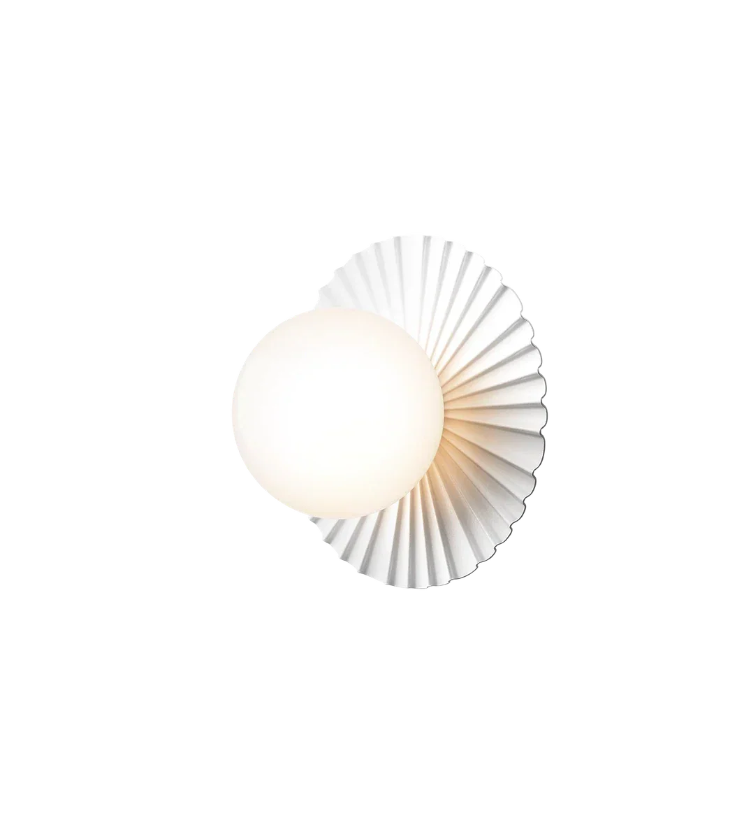 Nuura-Liila-Muuse-vegglampetaklampe-small-Hvit-opal-Vegglamper-Nuura-Nua_2046068-1.webp