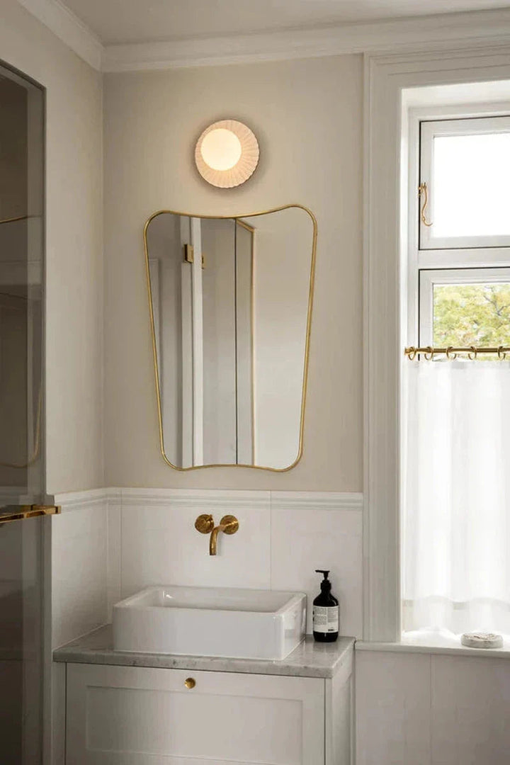 Nuura-Liila-Muuse-vegglampetaklampe-small-Hvit-opal-Vegglamper-Nuura-Nua_2046068-3.webp