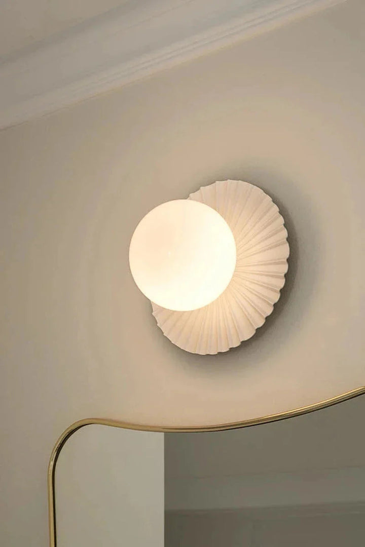 Nuura-Liila-Muuse-vegglampetaklampe-small-Hvit-opal-Vegglamper-Nuura-Nua_2046068-4.webp