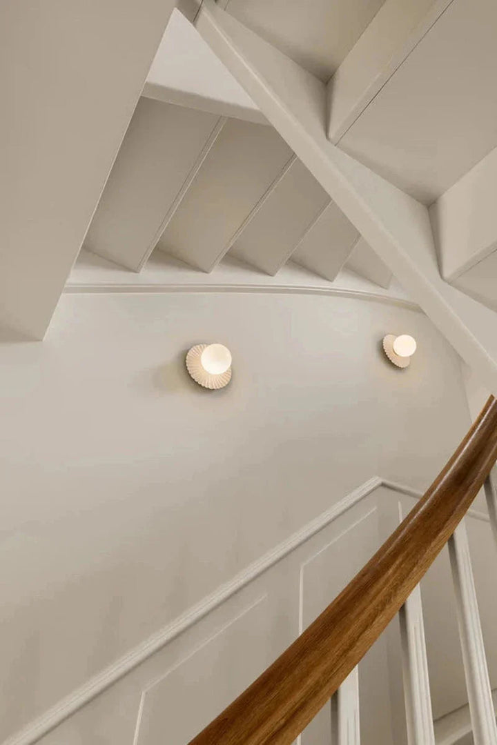 Nuura-Liila-Muuse-vegglampetaklampe-small-Hvit-opal-Vegglamper-Nuura-Nua_2046068-5.webp