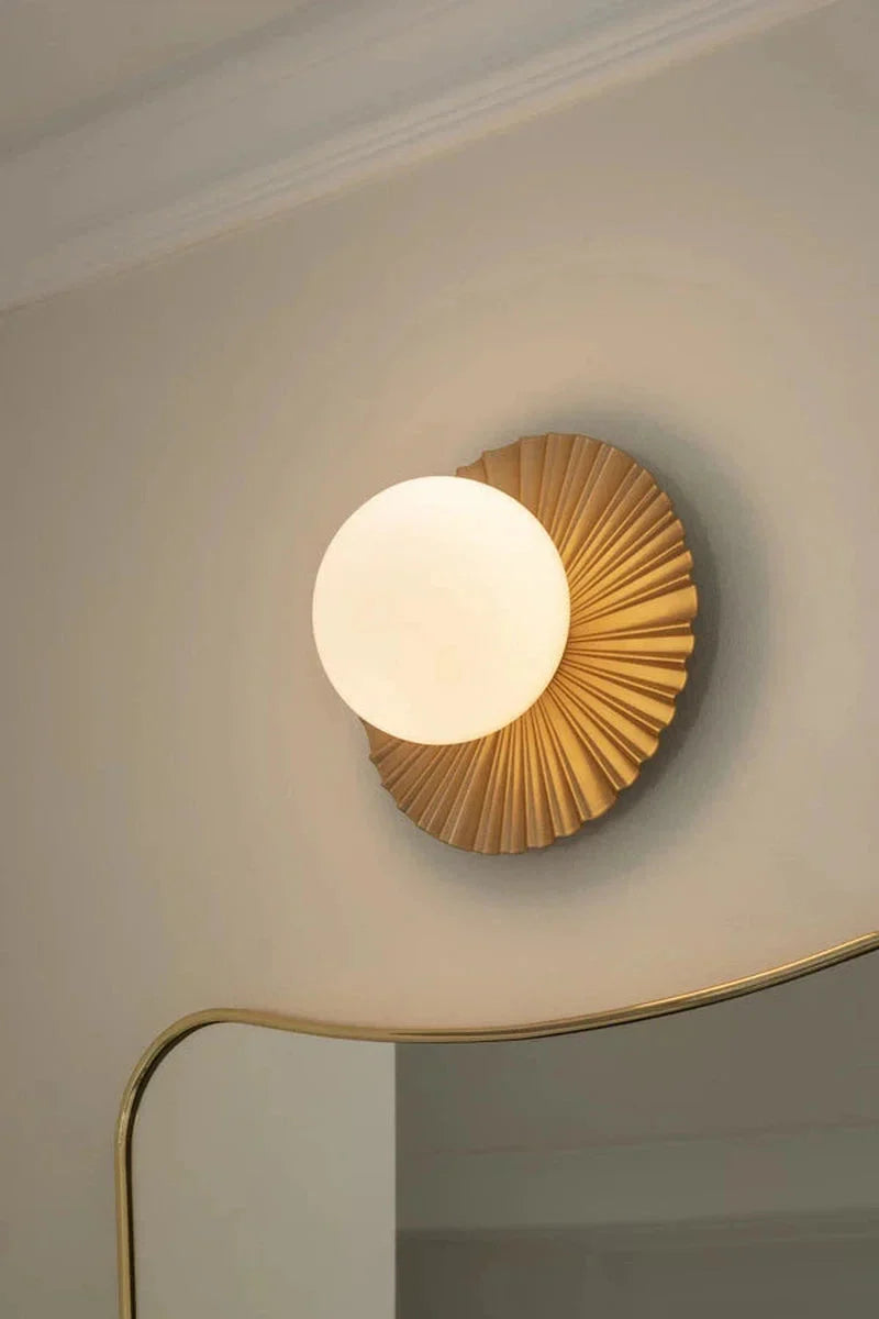 Nuura-Liila-Muuse-vegglampetaklampe-small-nordic-gold-opal-Vegglamper-Nuura-Nua_2046067-2.webp