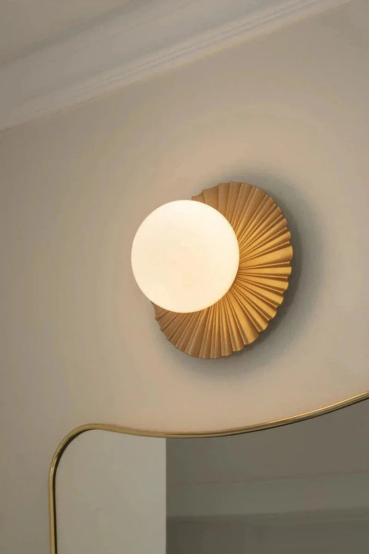 Nuura-Liila-Muuse-vegglampetaklampe-small-nordic-gold-opal-Vegglamper-Nuura-Nua_2046067-2.webp
