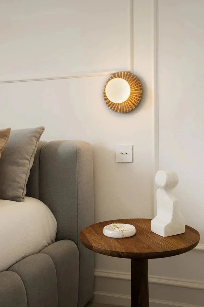 Nuura-Liila-Muuse-vegglampetaklampe-small-nordic-gold-opal-Vegglamper-Nuura-Nua_2046067-3.webp