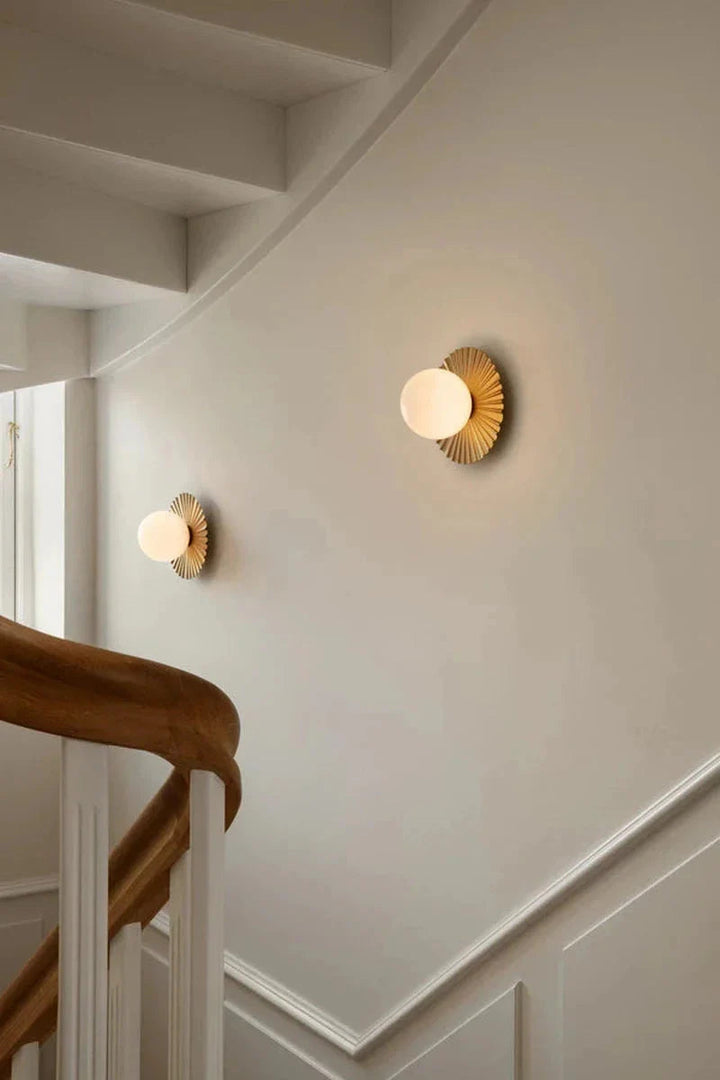 Nuura-Liila-Muuse-vegglampetaklampe-small-nordic-gold-opal-Vegglamper-Nuura-Nua_2046067-5.webp