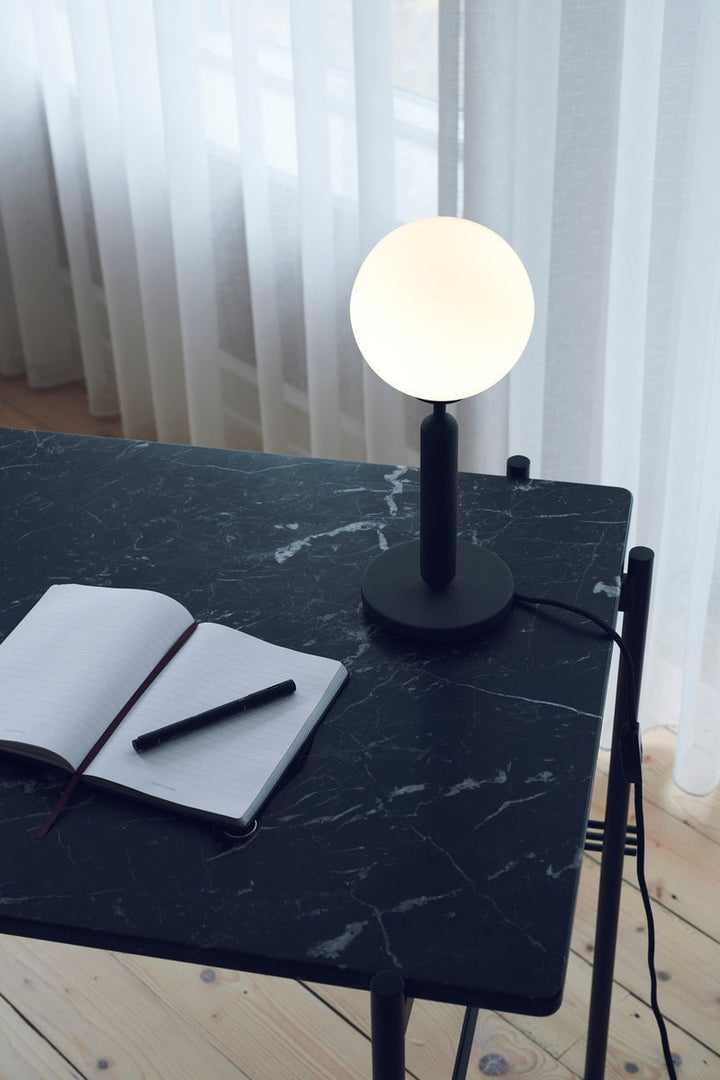 Nuura Miira bordlampe svart / opal