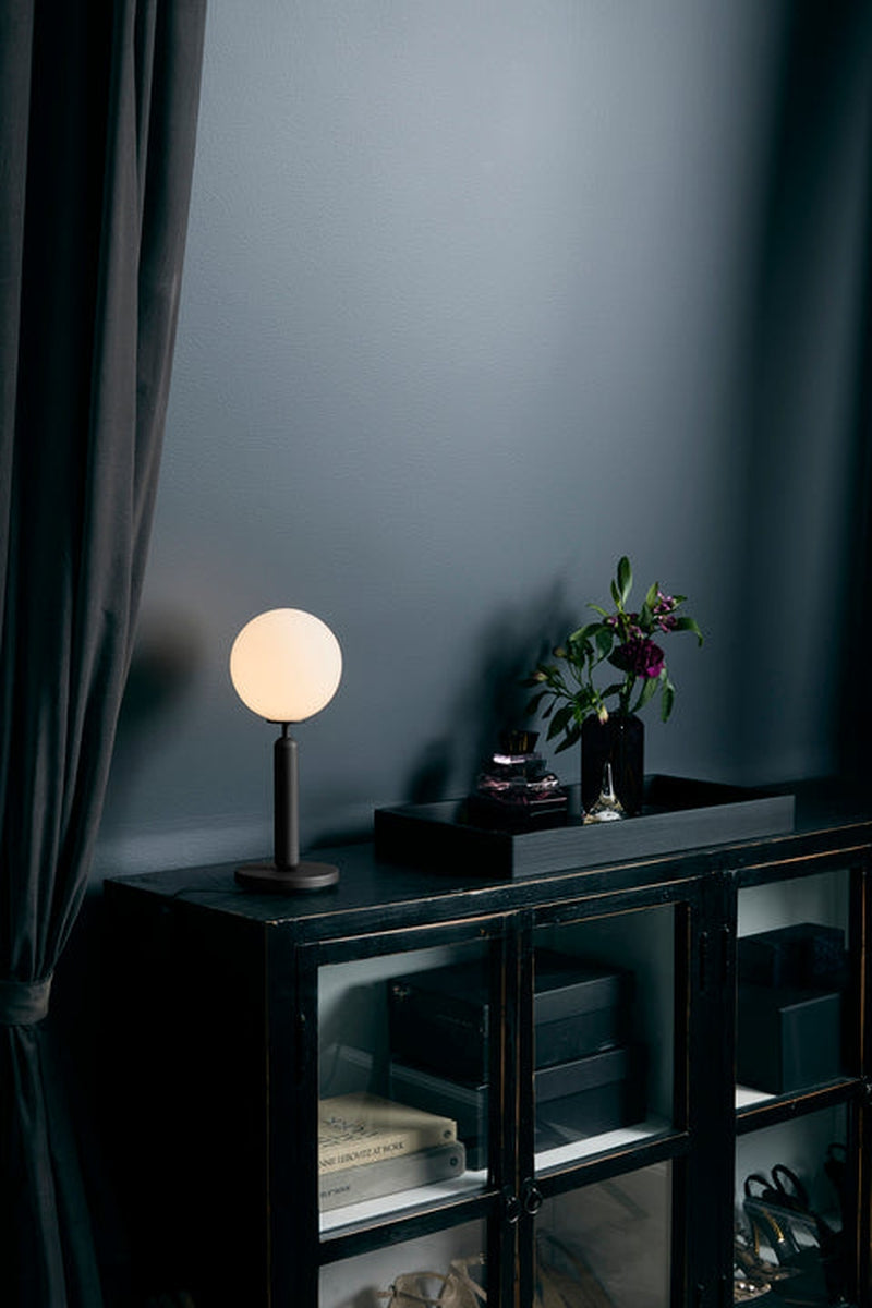 Nuura-Miira-bordlampe-svart-opal-Bordlamper-Nuura-Nua_2038002-3.jpg