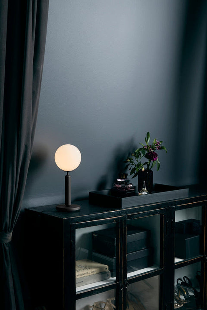 Nuura-Miira-bordlampe-svart-opal-Bordlamper-Nuura-Nua_2038002-3.jpg
