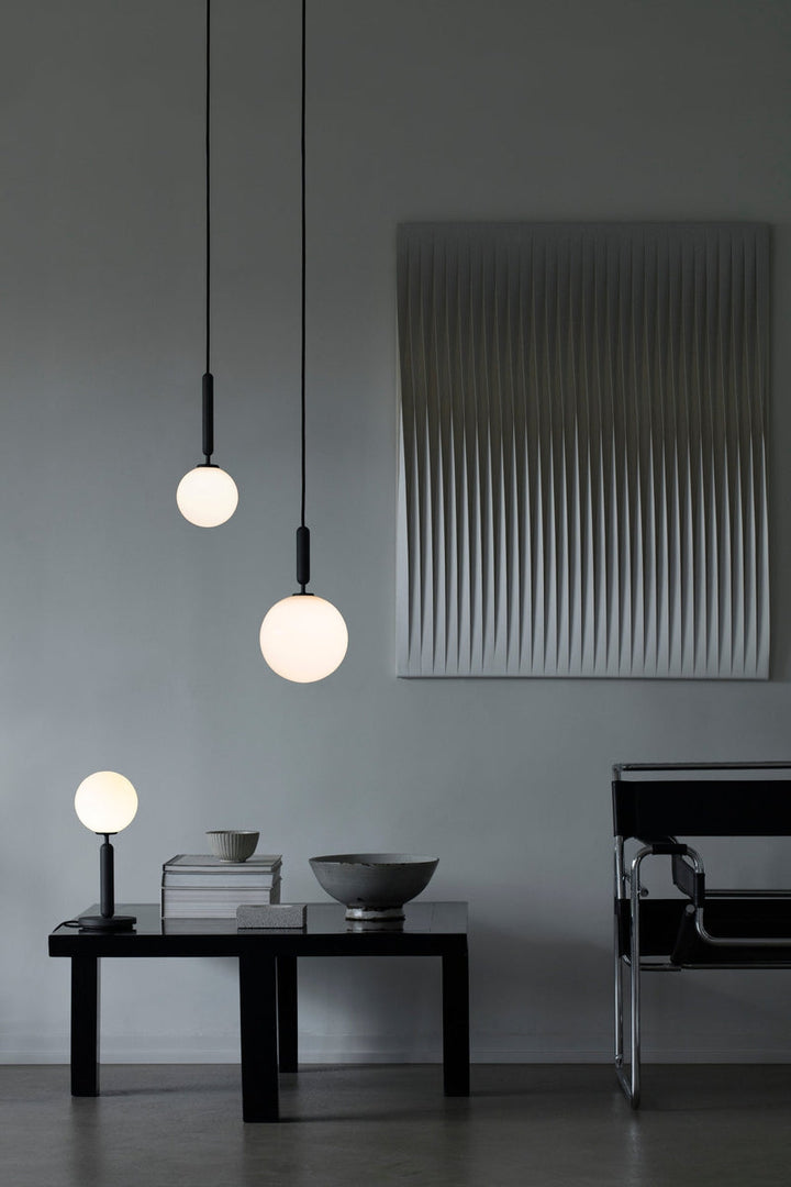 Nuura-Miira-bordlampe-svart-opal-Bordlamper-Nuura-Nua_2038002-5.jpg