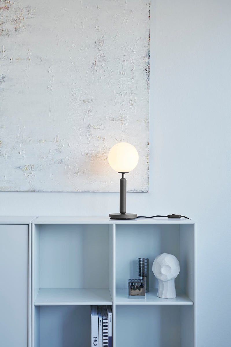 Nuura-Miira-bordlampe-svart-opal-Bordlamper-Nuura-Nua_2038002-6.jpg