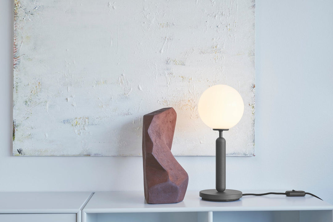 Nuura-Miira-bordlampe-svart-opal-Bordlamper-Nuura-Nua_2038002-7.jpg