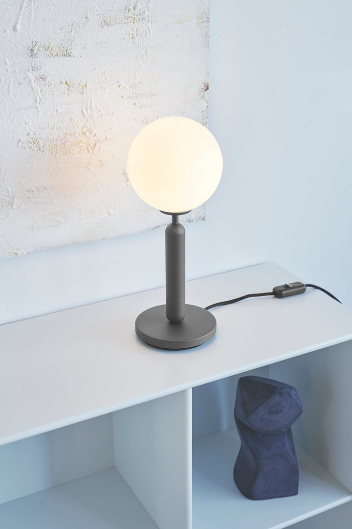 Nuura-Miira-bordlampe-svart-opal-Bordlamper-Nuura-Nua_2038002-8.jpg