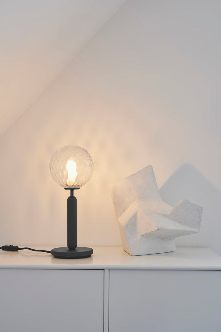 Nuura-Miira-bordlampe-svart-optikk-Bordlamper-Nuura-Nua_2038001-4.jpg