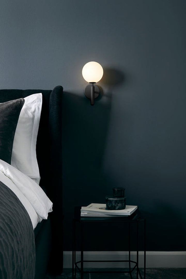 Nuura-Miira-vegglampe-svart-opal-Vegglamper-Nuura-Nua_2035002-3.jpg