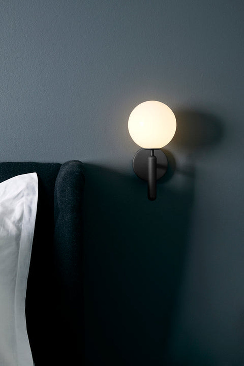 Nuura-Miira-vegglampe-svart-opal-Vegglamper-Nuura-Nua_2035002-4.jpg