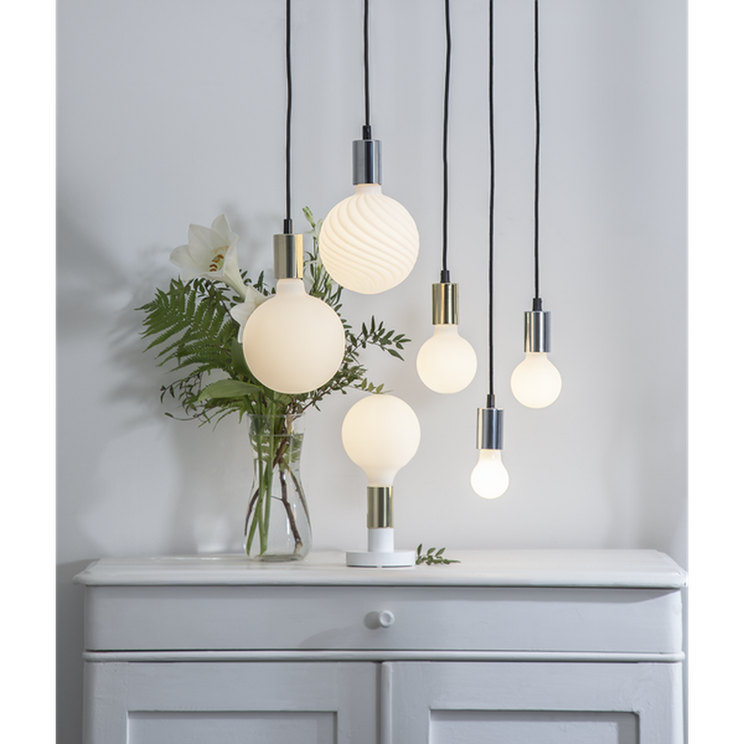 Opalhvit-dimbar-E27-LED-5W-60mm-LED-paere-E27-sokkel-Star-Trading-375-31-2-3.png