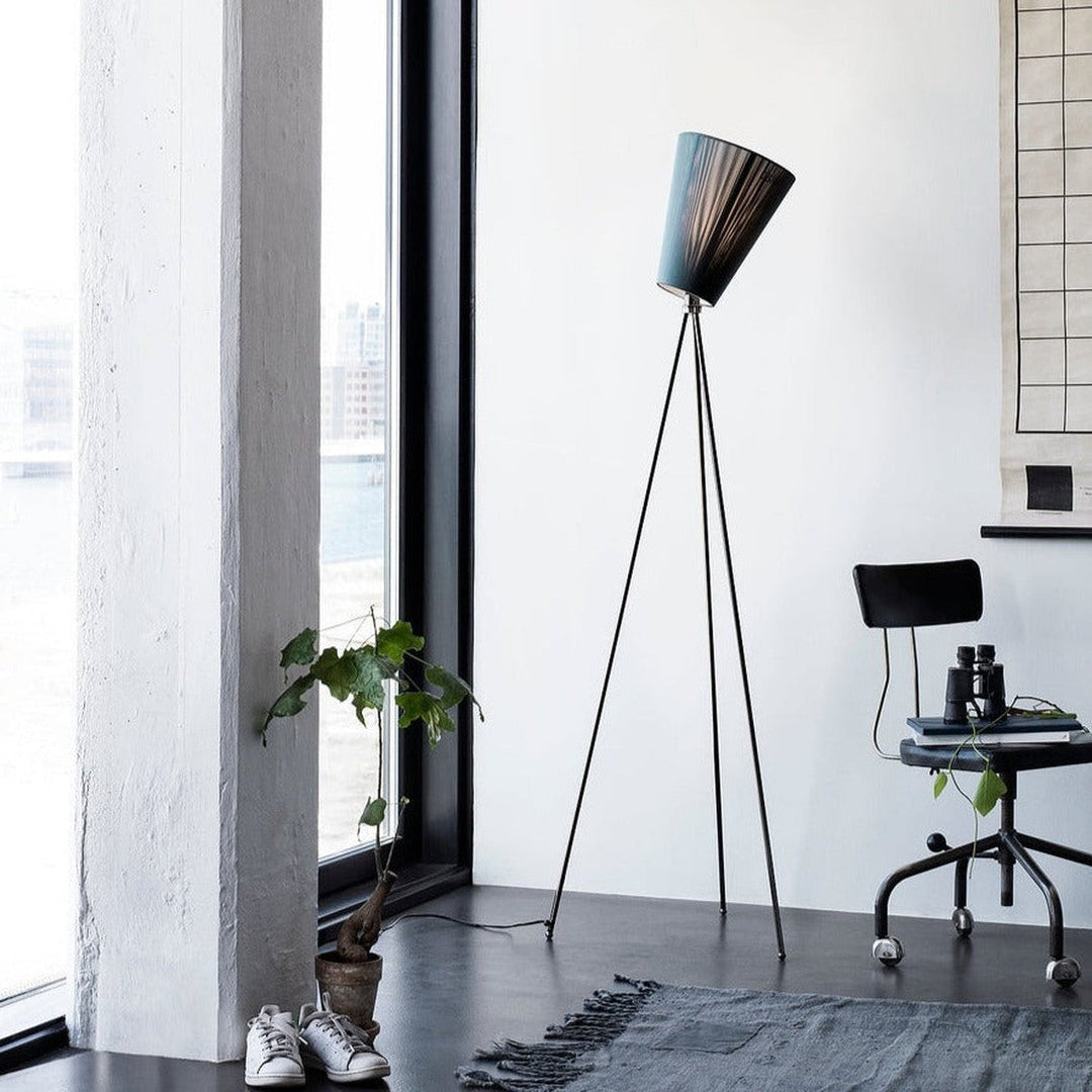 Oslo Wood gulvlampe svart med skjerm