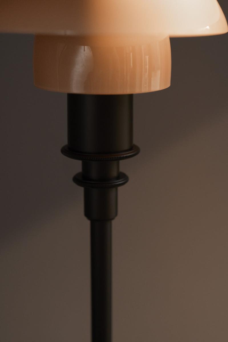 PH-32-Dusty-Terracotta-Bordlamper-Louis-Poulsen-LP_5744173298-5.jpg