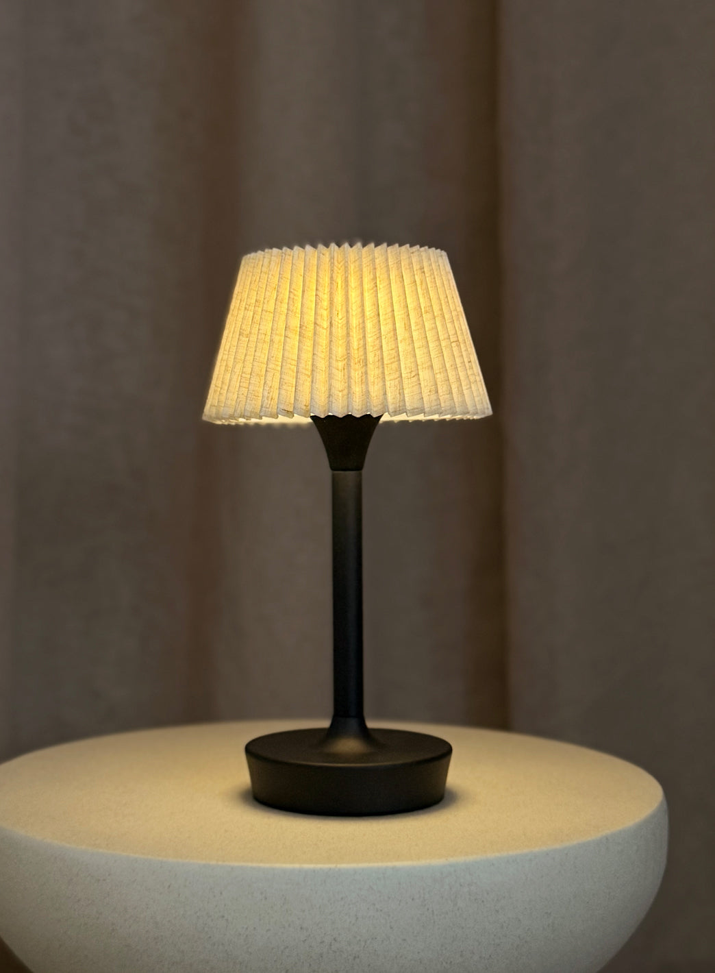 Skovholt_nova_bordlampe_sort_milj_C3_B8_1.jpg