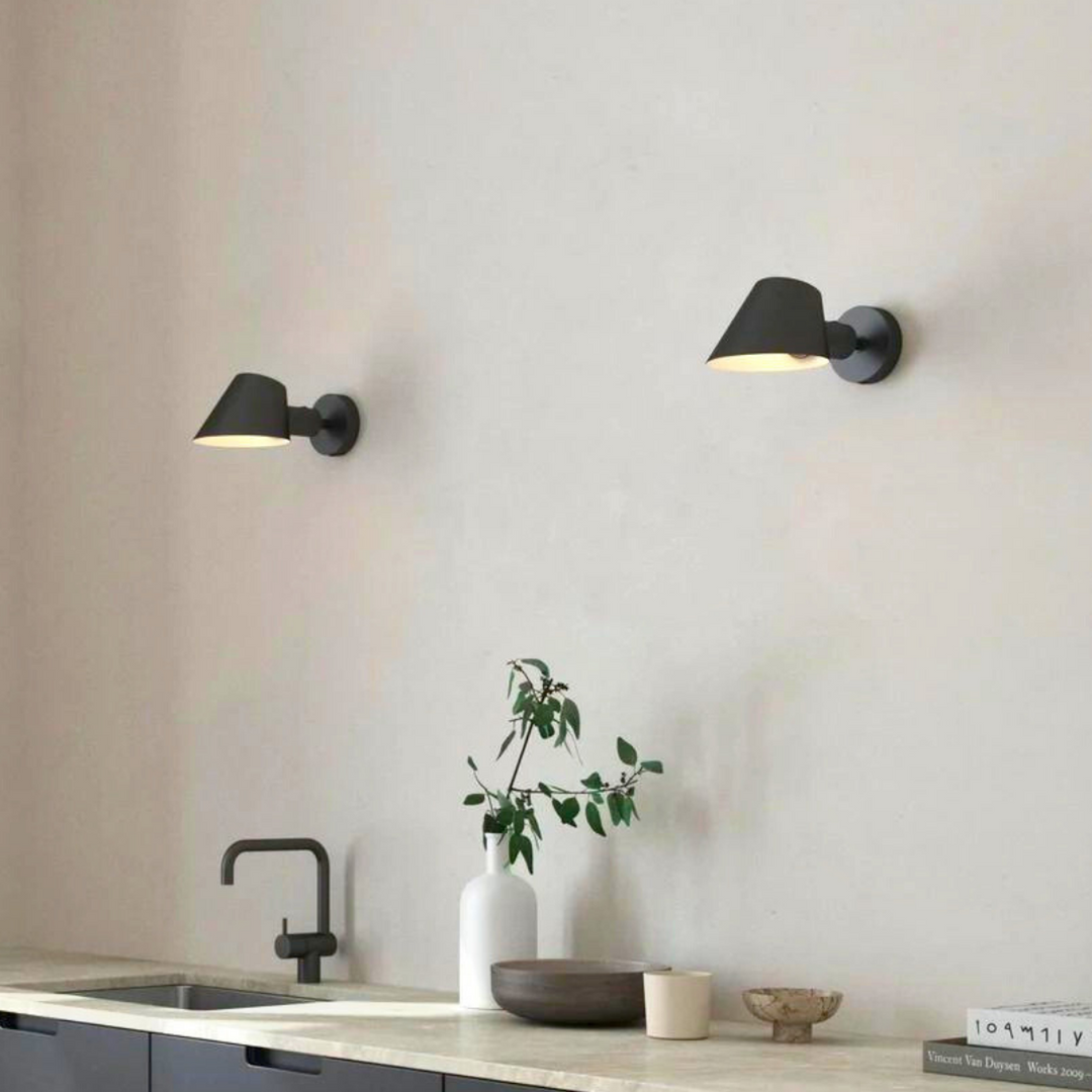 Stay-vegglampe-Svart-Vegglamper-DFTP-2220381003-1.png