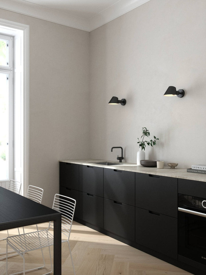Stay-vegglampe-Svart-Vegglamper-DFTP-2220381003-2.jpg