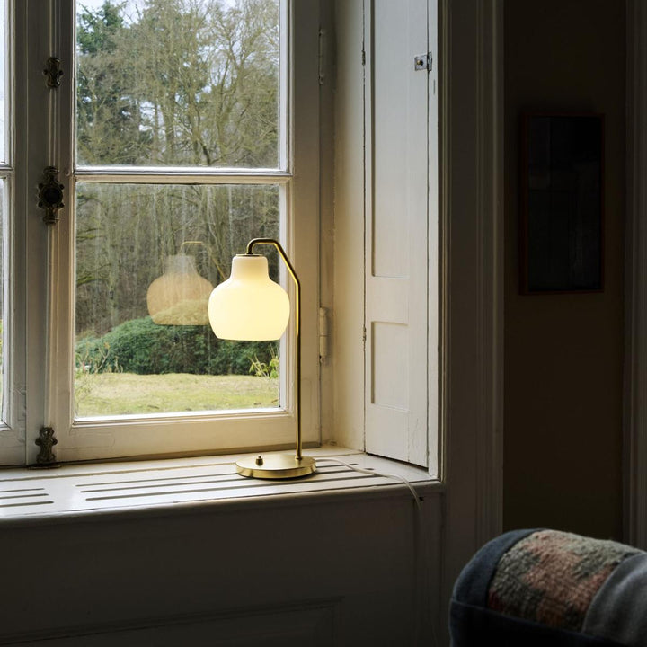 VL-Ring-Crown-bordlampe-Bordlamper-Louis-Poulsen-LP_5744613334-4.jpg