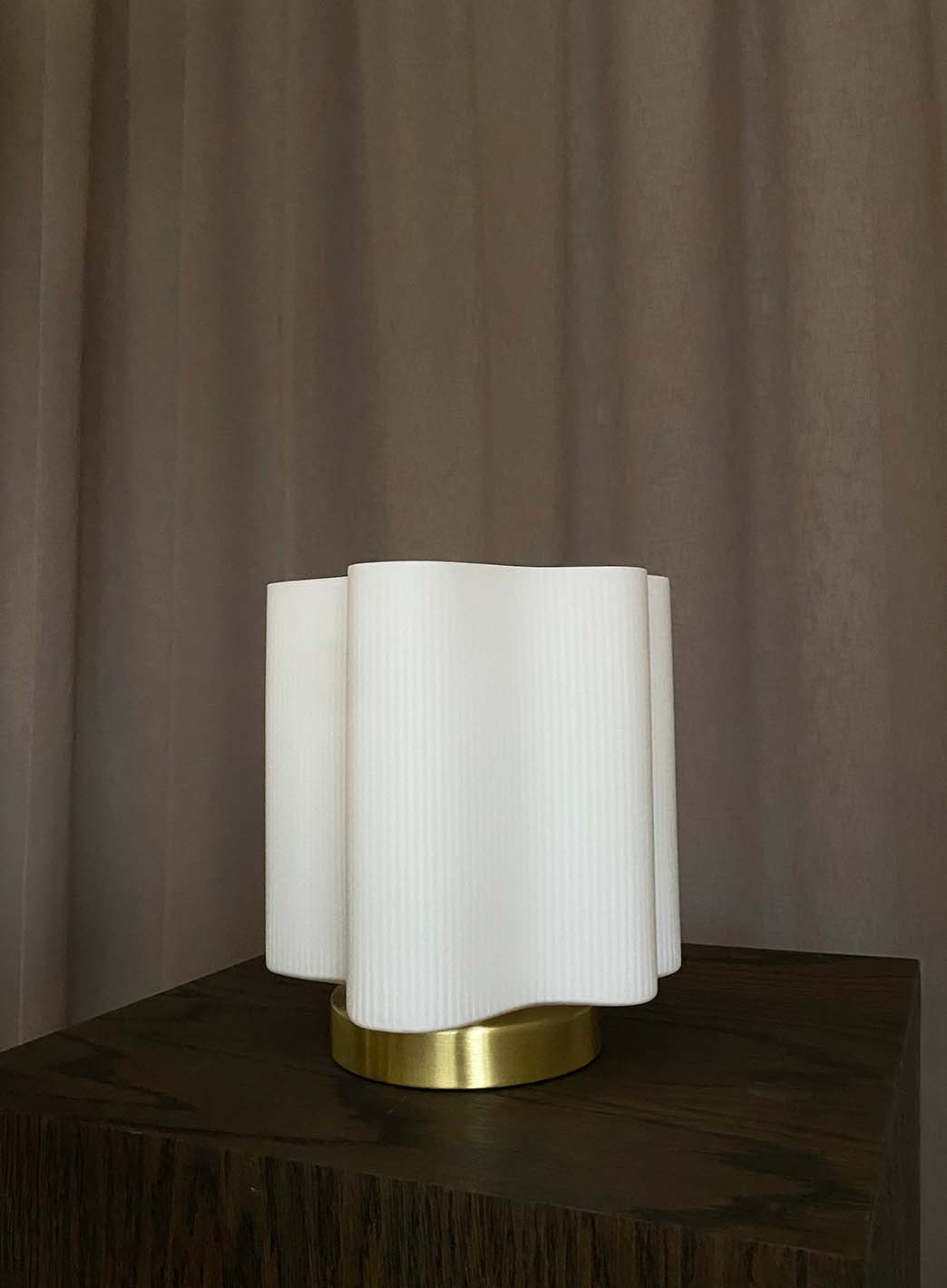 a2ebe3830c6352cf3008c13b58666d8cfe2d4e99_wave_bordlampe_opal_medlysav_1.jpg