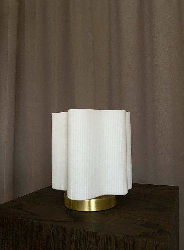 a2ebe3830c6352cf3008c13b58666d8cfe2d4e99_wave_bordlampe_opal_medlysav_1.jpg