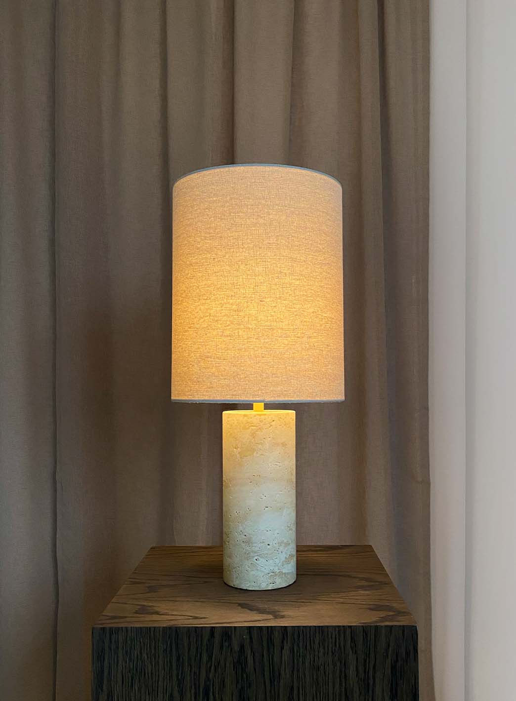 a71514cc861231d75f0f0d35c4d640ab67e3e53e_vear_bordlampe_med_hvit_skjerm__hoved.jpg
